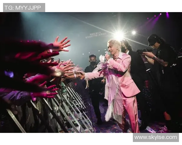 谢霆锋与足球明星们的精彩合照高清呈现，尽显运动魅力与友谊之光